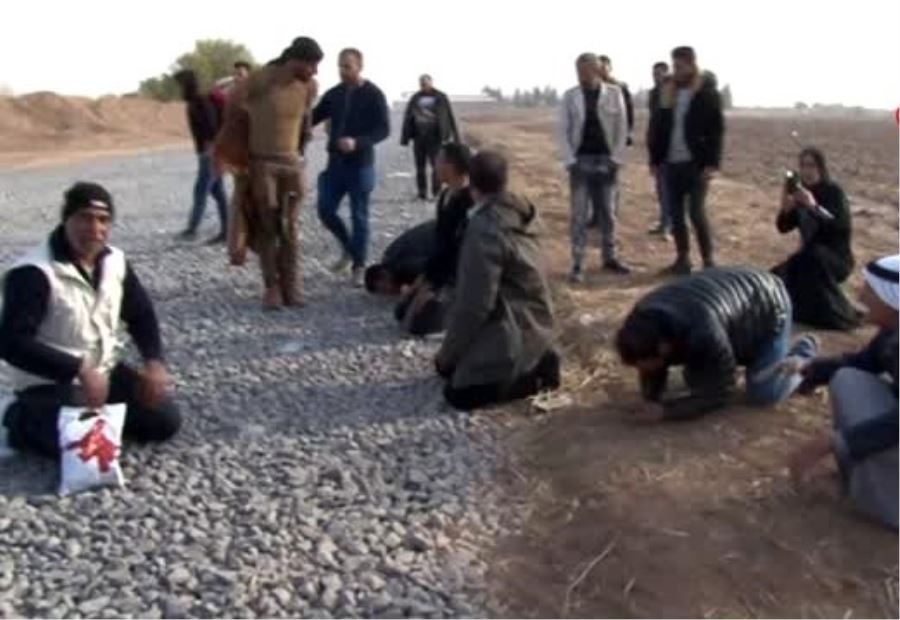 Türk askerini alnından öpen Suriyeliler yıllar sonra kavuştukları topraklarda secdeye kapandı