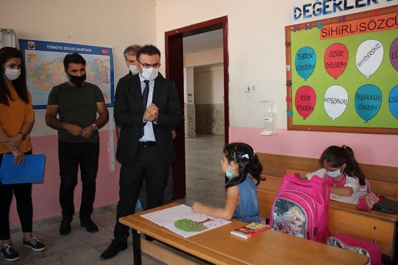 KAYMAKAM CANER, CENGİZ TOPEL İLKOKULUNU ZİYARET ETTİ
