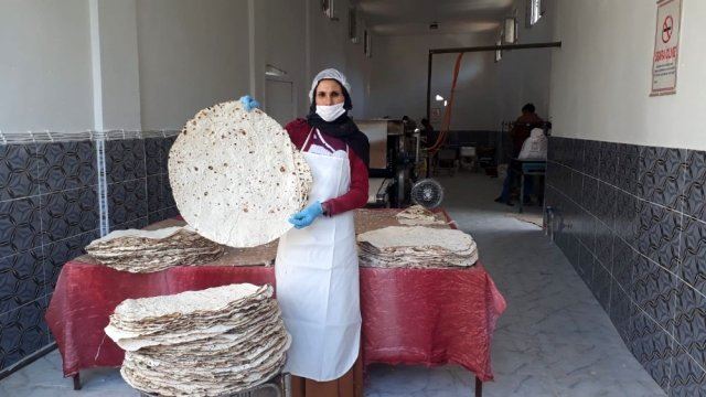 Elinin hamuruyla istihdam sağlıyor... Sacda yaptığı ekmek için fabrika kurdu