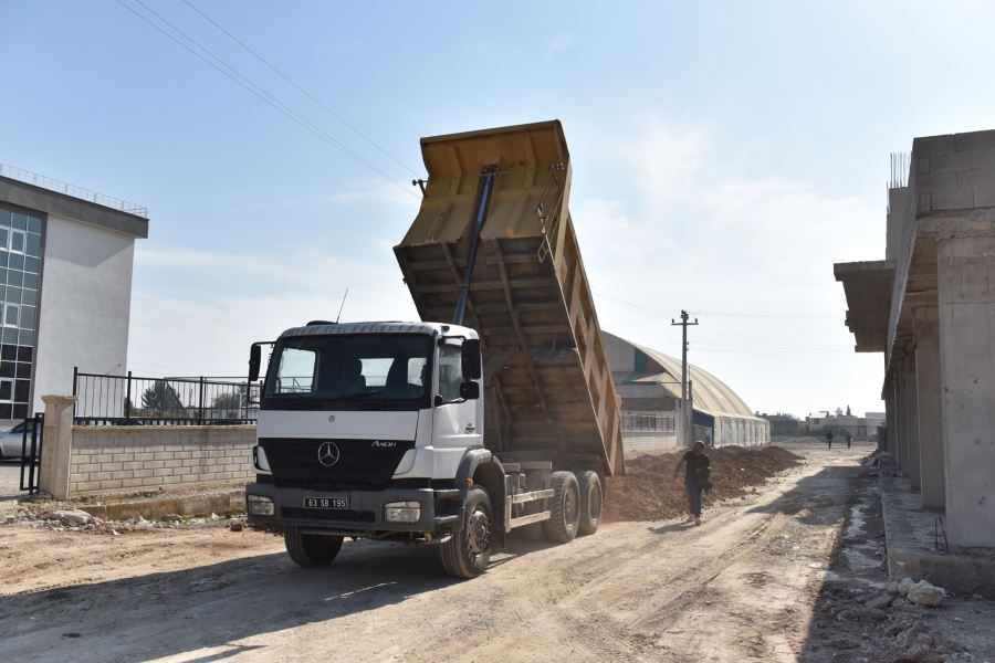 Ceylanpınar Belediyesi 15 Temmuz Mahallesi okullar bölgesinde yol yapımına başladı.