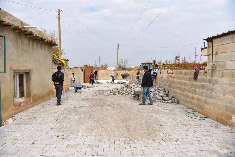 Ceylanpınar Muratlı Mahallesi Kilitli Parke ile Çamur ve Tozdan Kurtarılıyor