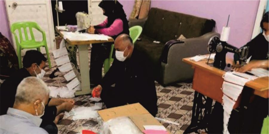 GÜNDÜZ BELEDİYE BAŞKANLIĞI YAPIYOR GECE MASKE DİKİYOR