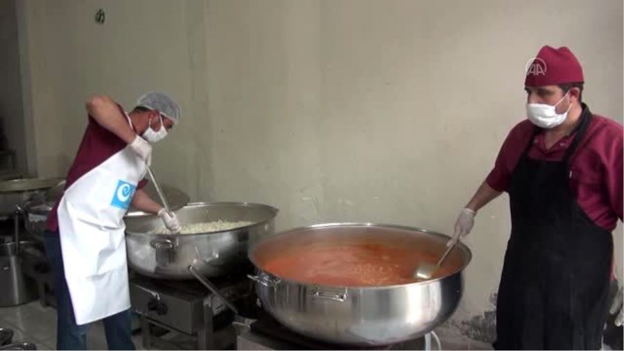 Gönüllüler, ihtiyaç sahiplerine sıcak yemek götürecek