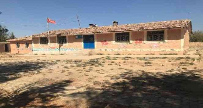 Mahalleli 57 yıllık okulun yerine yenisini istiyor