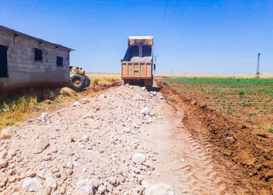 Ceylanpınar belediyesi kırsal mahallelerde  durmadan yol çalışmalarına devam ediyor.