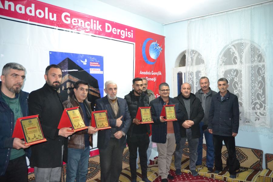 ANADOLU GENÇLİK DERNEĞİNDEN (AGD) GAZETECİLERE PLAKET
