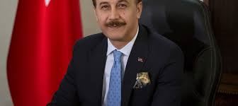 ŞANLIURFA VALİSİ ABDULLAH ERİN’İN GECE YARILARINA KADAR KARLA MÜCADELESİ TAKDİR TOPLADI