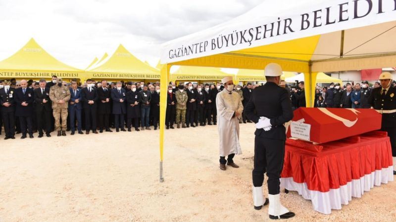 URFA’DA ŞEHİT OLAN POLİS MEMURU BOZKURT GAZİANTEP’TE GÖZYAŞLARIYLA DEFNEDİLDİ