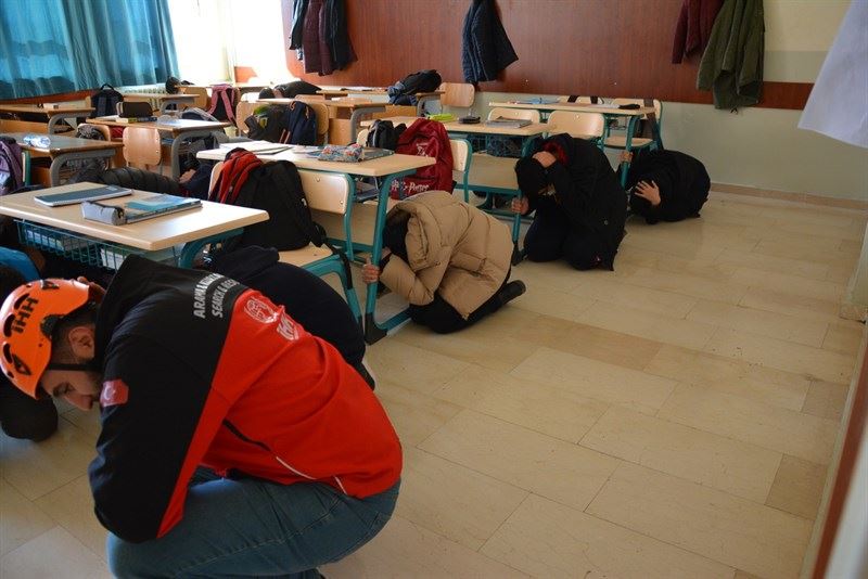 Okullarda Deprem Anı ve Tahliye Tatbikatı Yapıldı