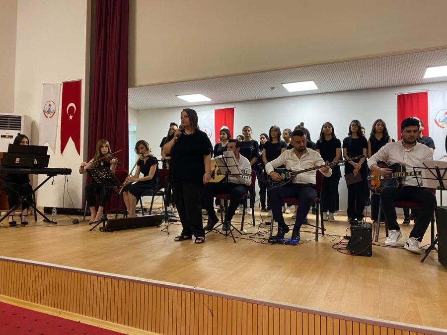CEYLANPINAR ÖĞRETMEN VE ÖĞRENCİ KOROSUNDAN MÜZİK ZİYAFETİ