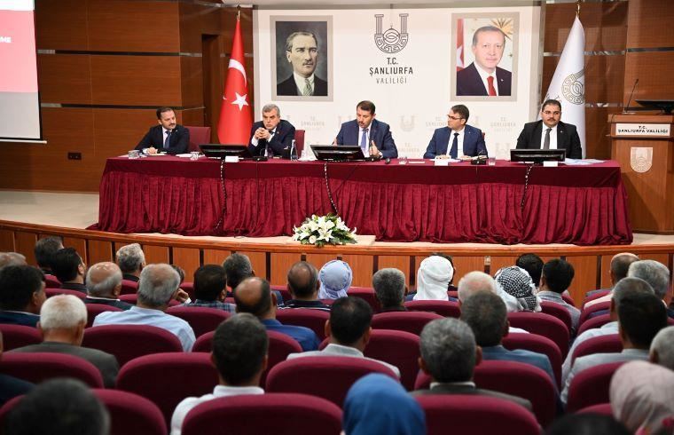 Vali Ayhan muhtarlarla bir araya geldi.