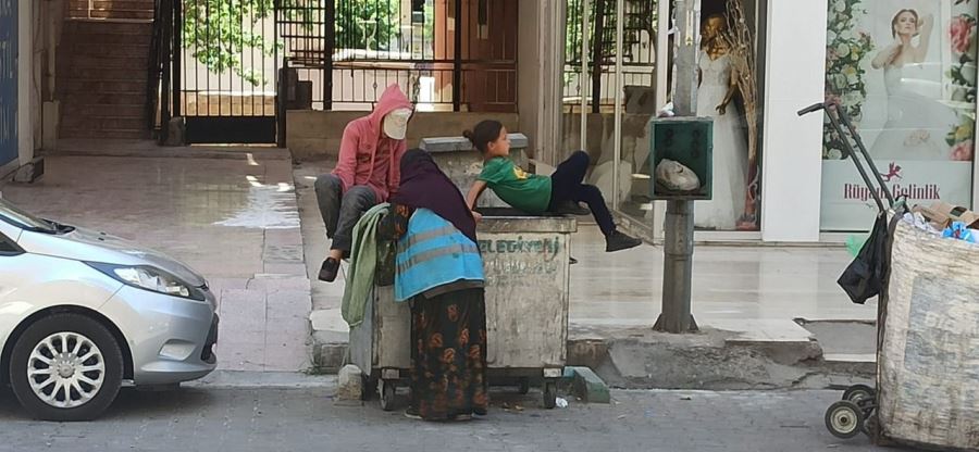 Suriyeli anne ve 2 kızı görenlerin yüreğini burktu.