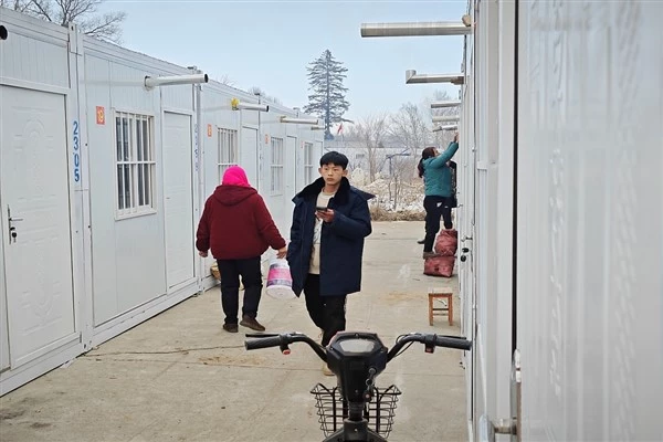 Deprem bölgesine kurulacak 15 bin prefabrik evin yarısında hayat başladı
