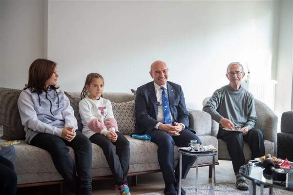 Başkan Soyer’den Örnekköy kentsel dönüşüm bölgesi sakinlerine ziyaret 