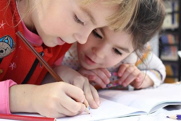 Bakan Göktaş,  Eryaman Çocuk Evleri Sitesi’ndeki çocukları ziyaret etti