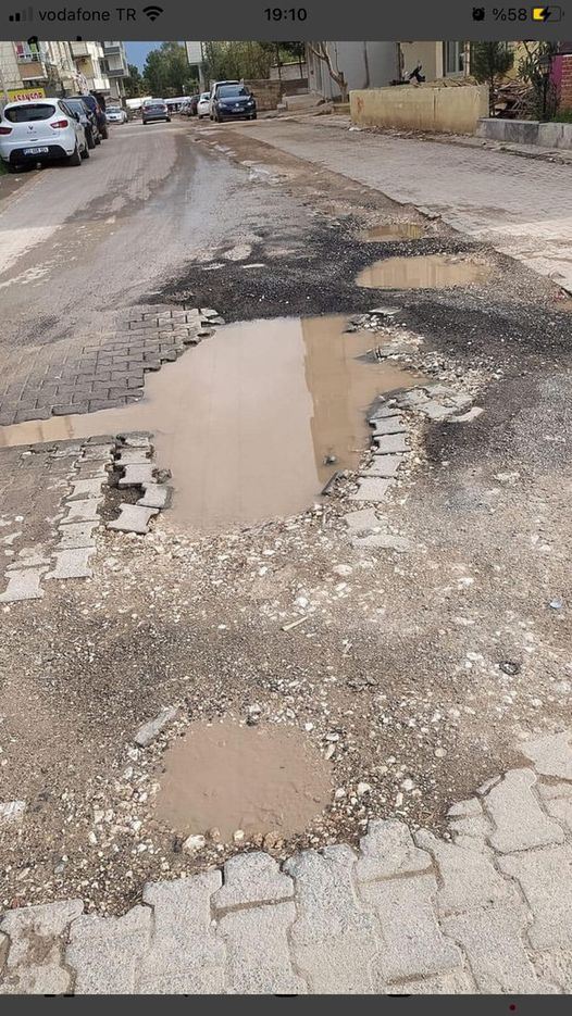  Vatandaştan belediyeye Yol yapmıyorsunuz bari onarın..!!!