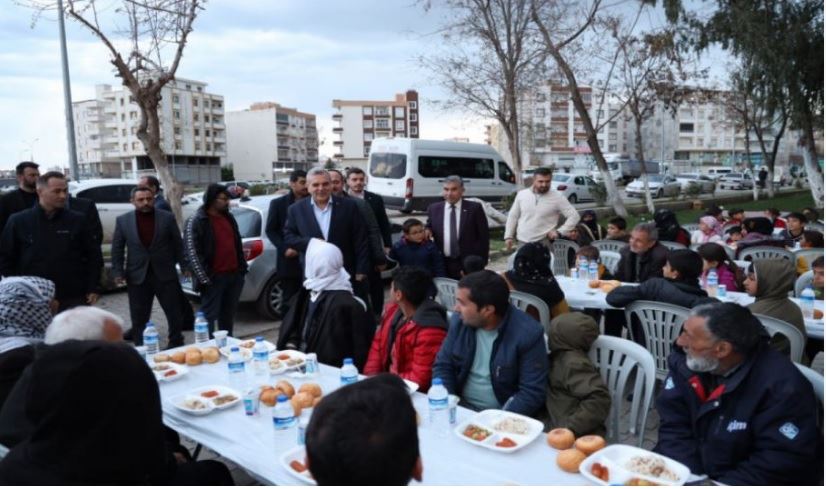 Başkan Beyazgül, Viranşehir İftar Çadırında Vatandaşlarla İftar Yaptı