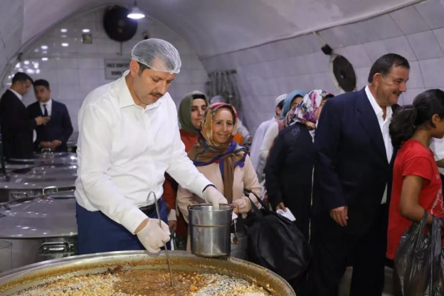 Vali Salih Ayhan, muharrem ayı nedeniyle Şanlıurfa Aşevinde vatandaşlara aşure ikram etti.