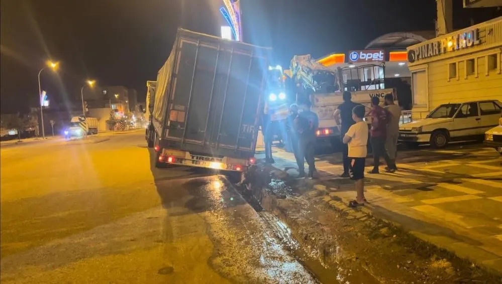 Ceylanpınar’da asfalt yarıldı, içine tır düştü