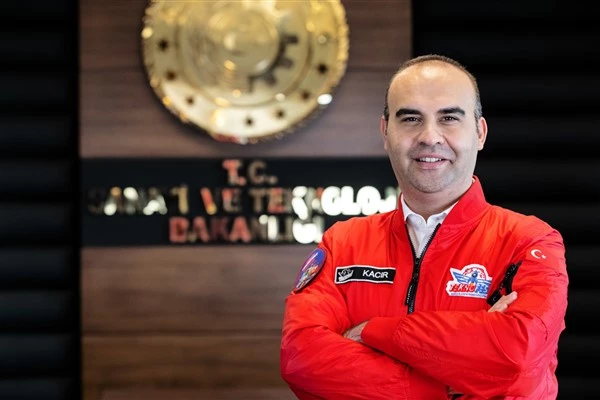 Bakan Kacır: “T10F, aerodinamik tasarımı ile 600 kilometreye varan menzile erişecek”