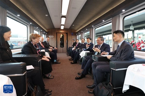 Li Qiang İsviçre’de