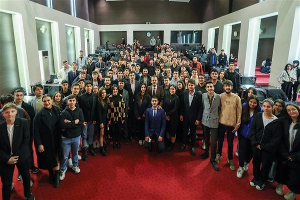 CHP Genel Başkanı Özel, Halkçı Lisesiler ile bir araya geldi