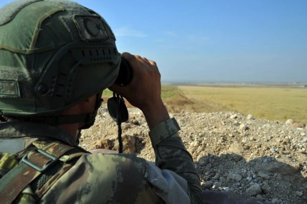 Sınırlardan yasa dışı yollarla geçmeye çalışan 14 kişi yakalandı