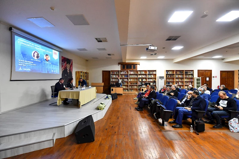 İzmir’de Cumhuriyet, demokrasi ve siyaset konuşuldu