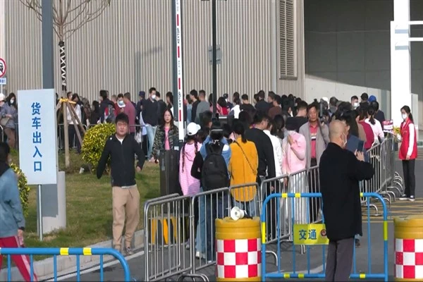 Hong Kong ve Makao sakinleri Bahar Festivali alışverişi için Çin