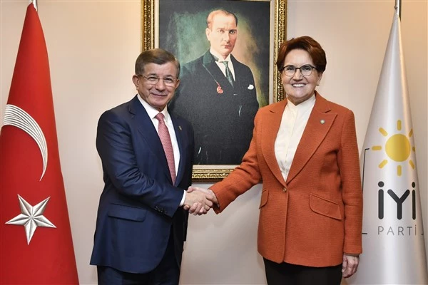 Akşener,Davutoğlu ile bir araya geldi