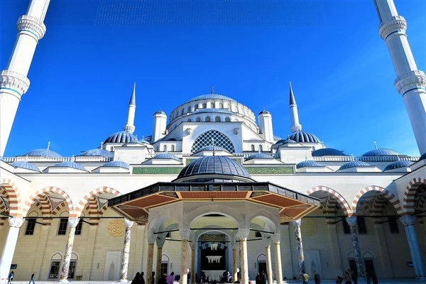 Vali Gül, sanatçı Algan’ın cenaze namazına katıldı