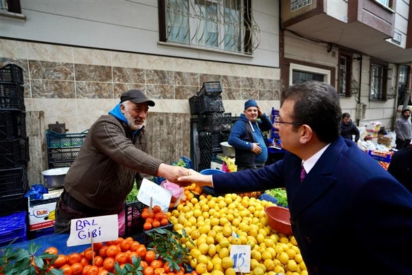 İmamoğlu’ndan Esenler’deki semt pazarına ziyaret 