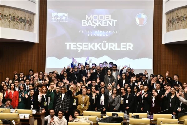  Gençler 4 farklı hayali siyasi parti ile göç sorununa çözüm ürettiler