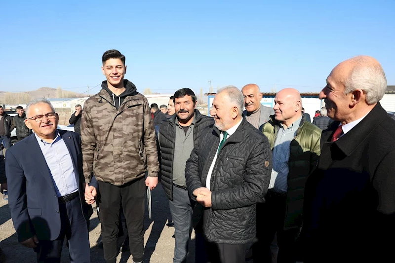  Başkan Büyükkılıç, esnafla bir araya geldi