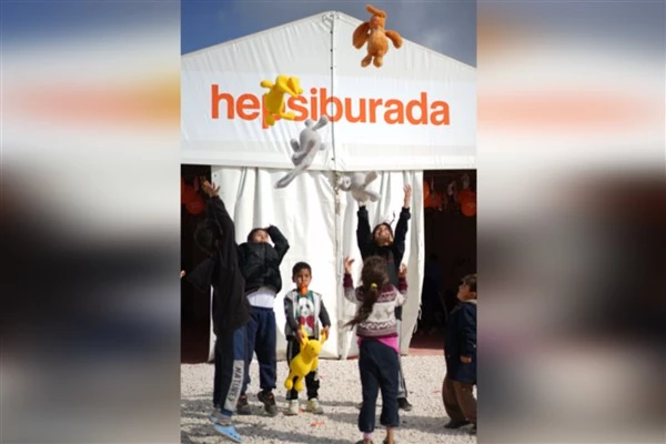 Hepsiburada, depremin 1. yılında bölgeye desteğini büyüterek sürdürüyor 