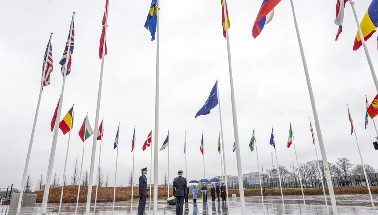 İsveç bayrağı NATO Karargahı