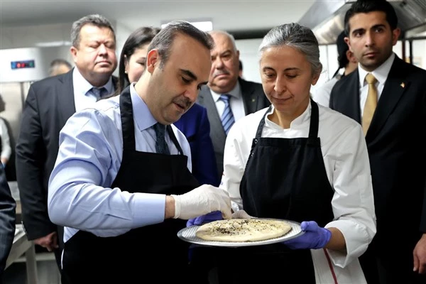 Bakan Kacır, ramazan pidesi yaptı 