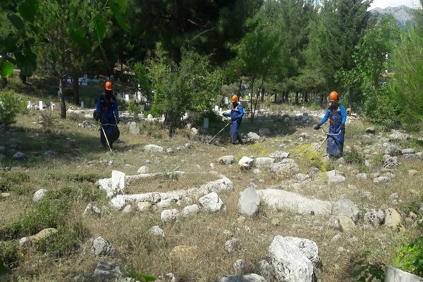 Ramazan Bayramı öncesi mezarlık temizliği yapıldı