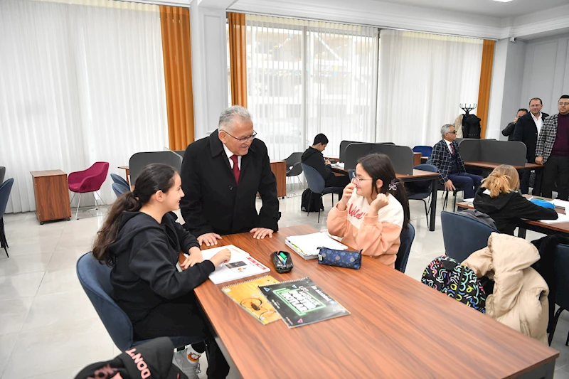 Başkan Büyükkılıç, öğrencilerle bir araya geldi