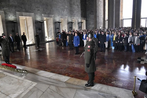 Akşener, kadınlarla birlikte Anıtkabir