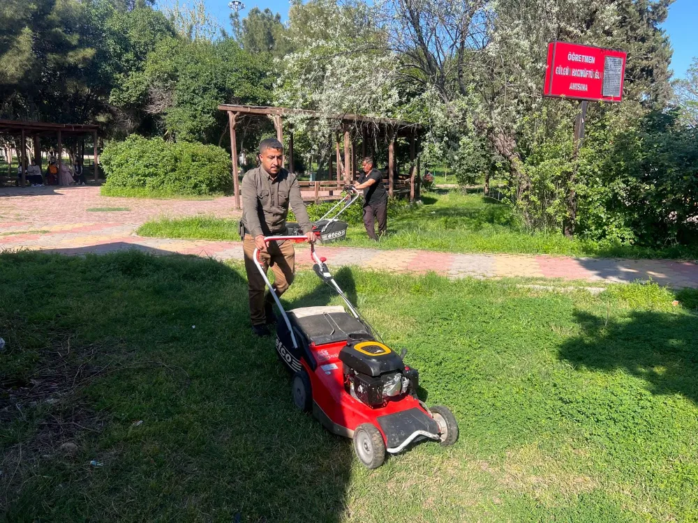 Ceylanpınar Belediyesinin Park Ve Yeşil Alanlarda Çim Biçme Çalışmalarına Sürüyor