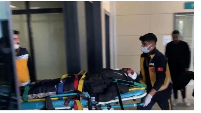 Ceylanpınar’da yol kenarında silahla vurulmuş 2 yabancı uyruklu genç yaralı halde bulundu.