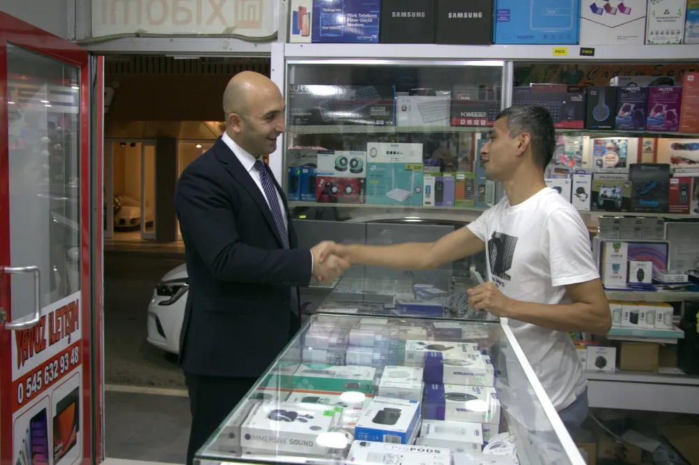 Ceylanpınar Kaymakamı Mehmet Çağatay Çakal, ilçenin en işlek noktalarından biri olan Gazi Caddesi’nde esnaf ziyaretinde bulundu.