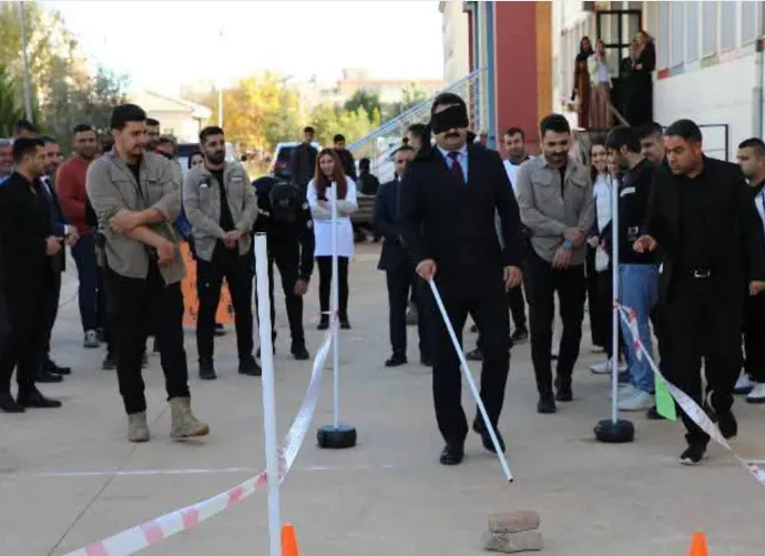 Viranşehir Kaymakamı Ülkü Bir Anlığına Görme Engelli Oldu !