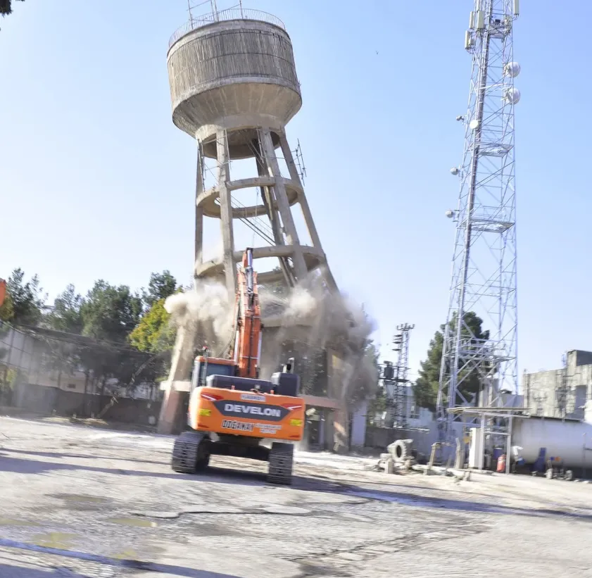 Ceylanpınar’da 51 Yıllık Su Kulesi Yıkıldı