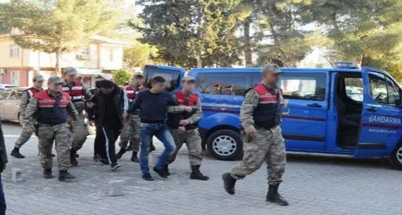 Akçakale`de otomobil hırsızı 3 Suriyeli yakalandı