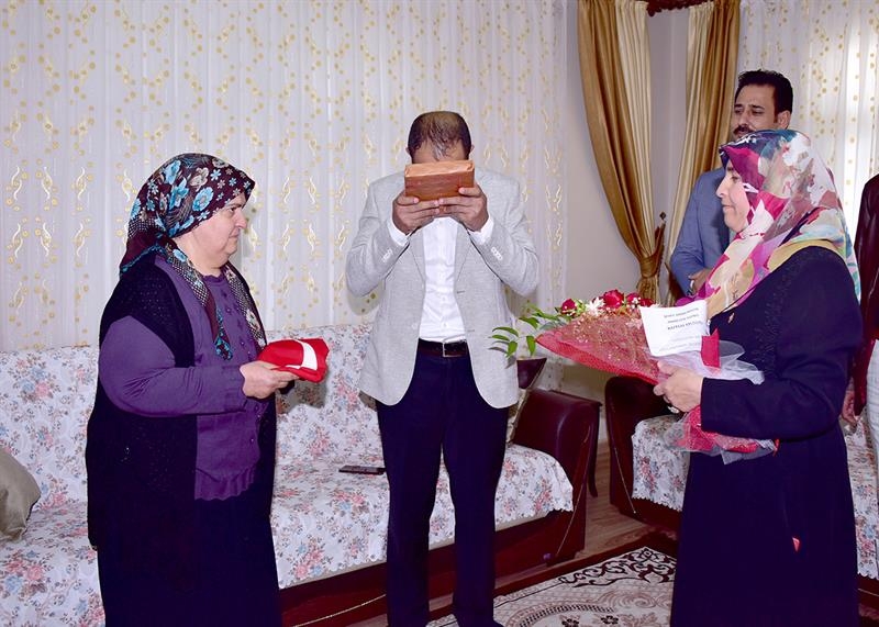 Ceylanpınar Belediye Başkanı Abdullah Aksak, Ramazan ziyaretleri kapsamında şehit ailelerini de unutmadı.