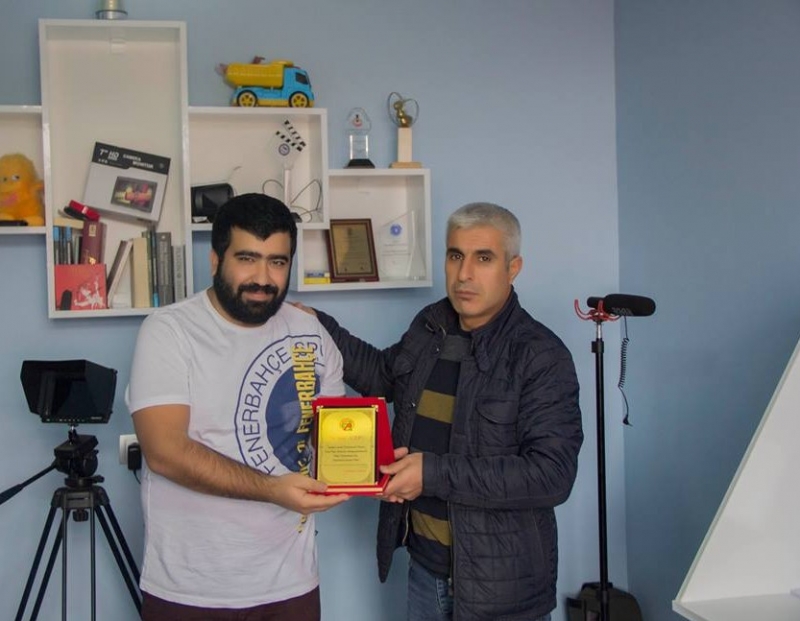 Ceylanpınar Gazetesinden Ödüllü Yönetmene Plaket 