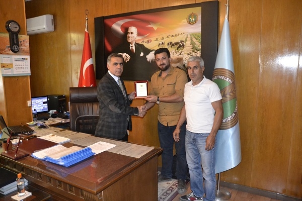 Ceylanpınar Gazetesin?den Tarım İşletmesi Müdürüne Teşekkür Plaketi 