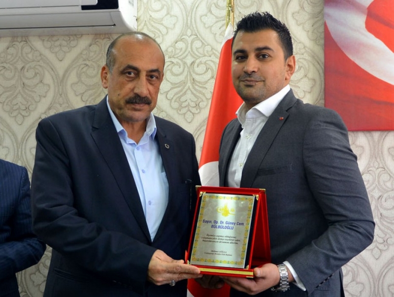 Ceylanpınar Hastanesi Başhekim Bülbüloğlu`na Plaket